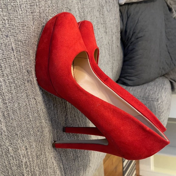 Red Pumps - Picture 4 of 4